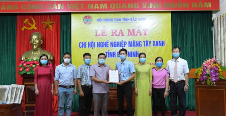 Lãnh đạo Hội Nông dân tỉnh Bắc Ninh trao quyết định cho Chi hội nghề nghiệp măng tây xanh Bắc Ninh. Ảnh: Khương Lực.