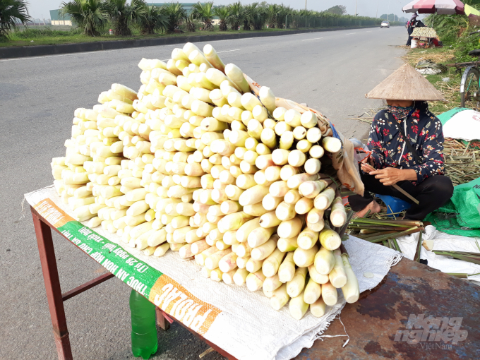 Người dân bán bắp niễng bên ven đường. Ảnh: Mai Chiến.