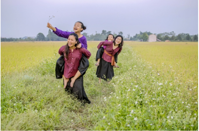 Vui đùa trên cánh đồng lúa Nhật hữu cơ ở Đồng Phú (Chương Mỹ, Hà Nội). Ảnh: Tư liệu.