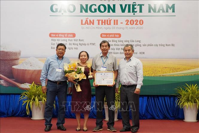 Trao giải Nhất hạng mục gạo thơm cho sản phẩm gạo ST25.