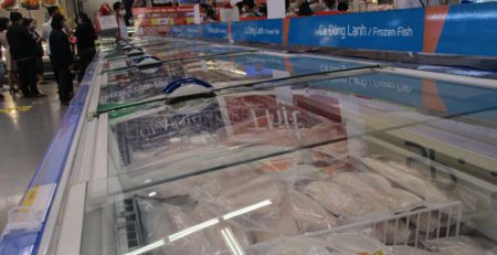 Cá tra phi-lê bắt đầu được bán tại siêu thị ở TP HCM. Ảnh: Ngọc Ánh