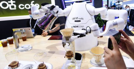 Một con robot trí tuệ nhân tạo (AI) đang pha cà phê và rót vào ly mời khách tại Triển lãm Big Data hôm 26 tháng 5 năm 2021. Ảnh: Tân Hoa xã