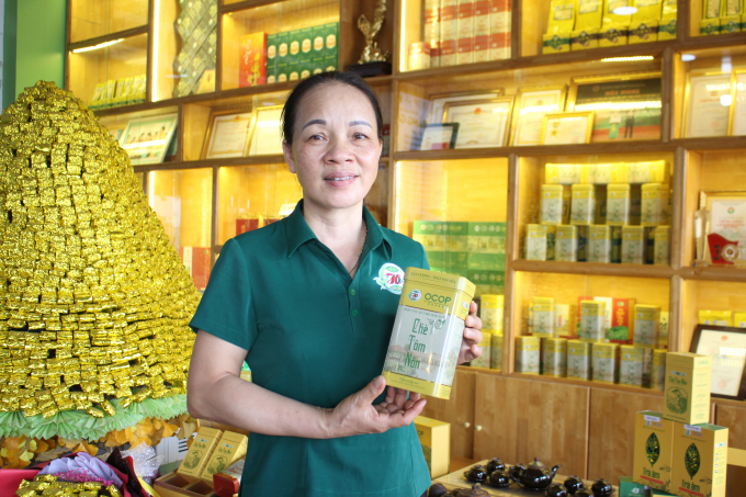 Chị Đào Thanh Hảo, Giám đốc HTX chè Hảo Đạt, xã Tân Cương (TP. Thái Nguyên) giới thiệu sản phẩm chè tôm nõn, là 1 trong 20 sản phẩm đầu tiên đang được xem xét trình Thủ tướng Chính phủ công nhận sản phẩm đạt OCOP 5 sao. Ảnh: Trung Quân.
