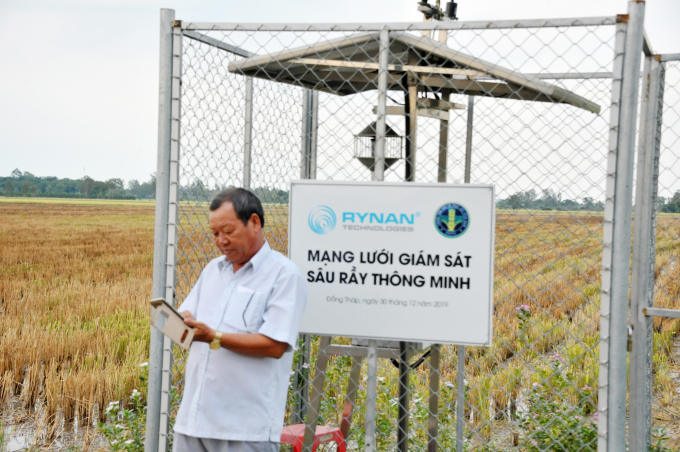 Hiện nay, nhiều nông dân sản xuất lúa ở Đồng Tháp không còn lo âu bị sâu, rầy tấn công nữa vì đã có trang bị Trạm giám sát sâu rầy thông minh. Ảnh: Lê Hoàng Vũ.